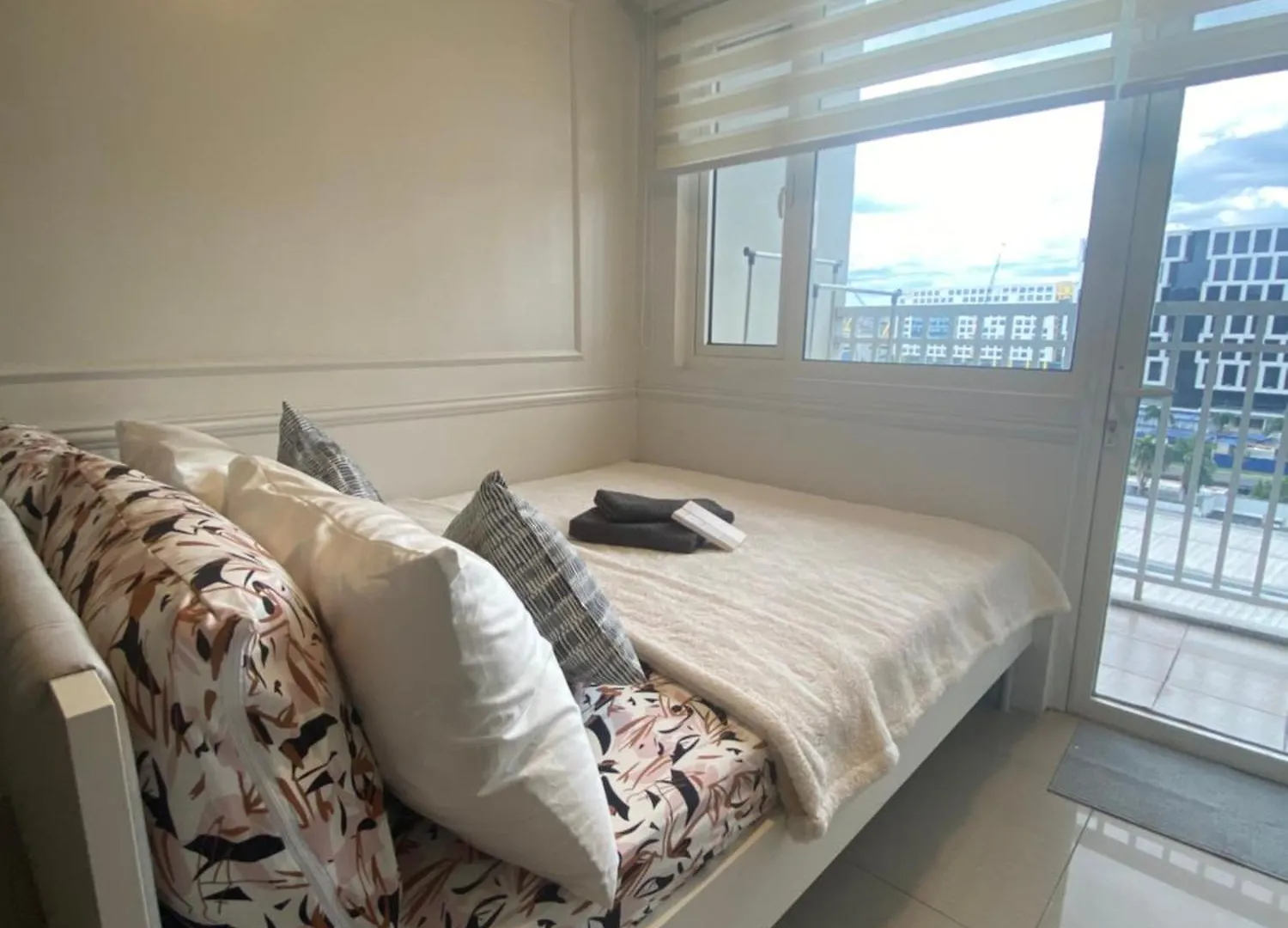 Shore Residences 1 -City Spark Staycation Manila Hostel